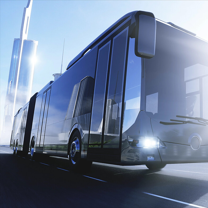 Mehrgelenkbus auf der Straße bei Tag