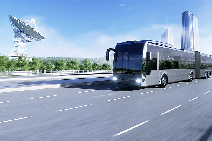 Mehrgelenkbus auf der Straße