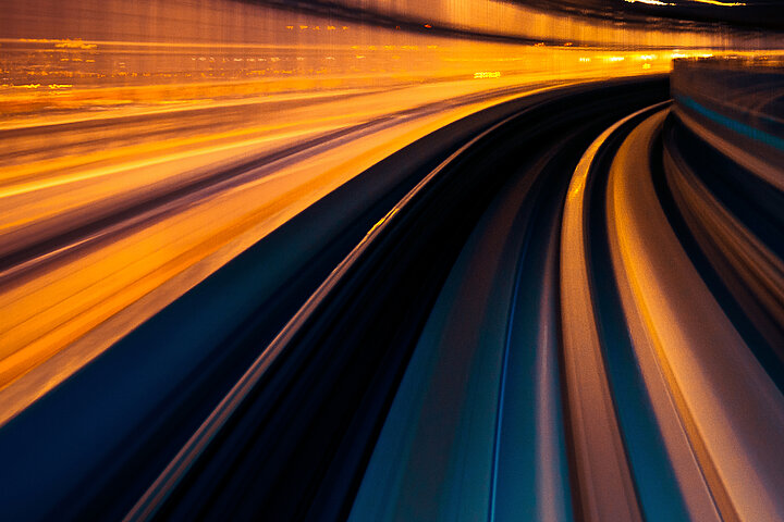 Abstraktes Bild von einer Straße mit Langzeitbelichtung